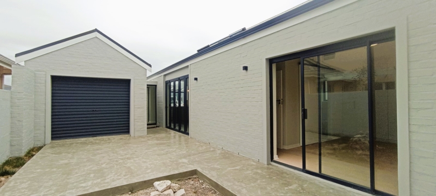 2 Bedroom Property for Sale in Sandbaai Western Cape